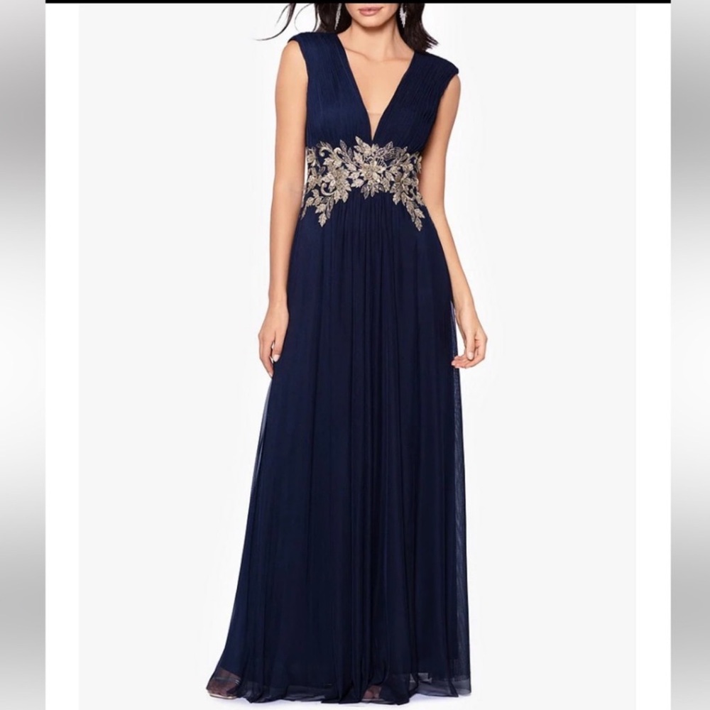 NWT Betsy & Adam Casey Long Chiffon V-Neck Floral Applique Bodice Gown Navy/...